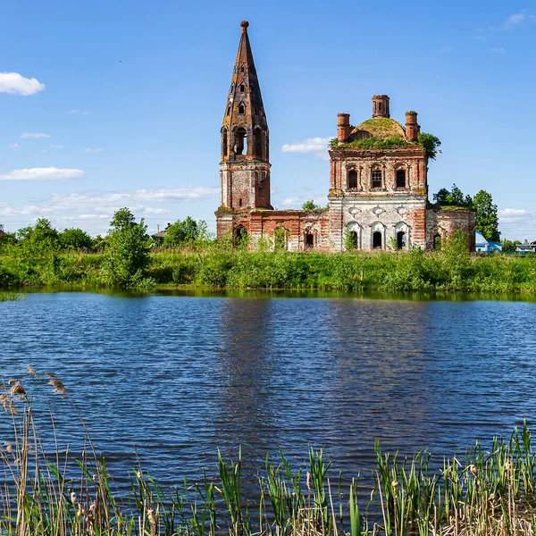 Paisaje Una Iglesia Ortodoxa Destruida Pueblo Mitino Provincia Kostroma Rusia —  Fotos de Stock