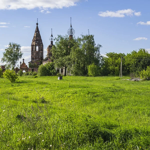 Landskap Gammal Övergiven Ortodox Kyrka Byn Ostrov Kostroma Provinsen Ryssland — Stockfoto