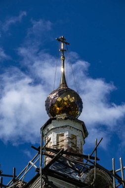 Ortodoks kilisesinin yaldızlı kubbesi