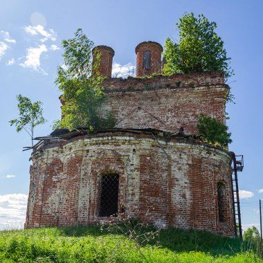 terk edilmiş Ortodoks Kilisesi, Nikitskoye köyü, Kostroma bölgesi, Rusya. İnşaat yılı 1789. Şu anda tapınak terk edilmiş durumda..
