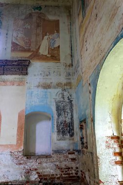 1760, 1772 'de Rusya' nın Kostroma bölgesindeki Shacha Nehri üzerindeki Ilyinsky köyünün tapınak kompleksi olan terk edilmiş bir tapınağın içi. Tesis şu anda terk edilmiş durumda.