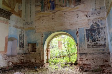 1760, 1772 'de Rusya' nın Kostroma bölgesindeki Shacha Nehri üzerindeki Ilyinsky köyünün tapınak kompleksi olan terk edilmiş bir tapınağın içi. Tesis şu anda terk edilmiş durumda.