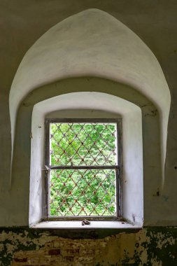 1760, 1772 'de Rusya' nın Kostroma bölgesindeki Shacha Nehri üzerindeki Ilyinsky köyünün tapınak kompleksi olan terk edilmiş bir tapınağın içi. Tesis şu anda terk edilmiş durumda.