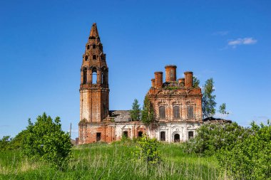 Manzara terk edilmiş Ortodoks kilisesi, Nikitskoye köyü, Kostroma ili, Rusya. İnşaat yılı 1789. Şu anda tapınak terk edilmiş durumda..