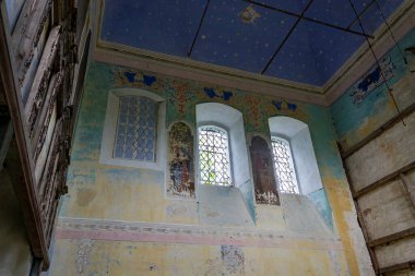 1760, 1772 'de Rusya' nın Kostroma bölgesindeki Shacha Nehri üzerindeki Ilyinsky köyünün tapınak kompleksi olan terk edilmiş bir tapınağın içi. Tesis şu anda terk edilmiş durumda.