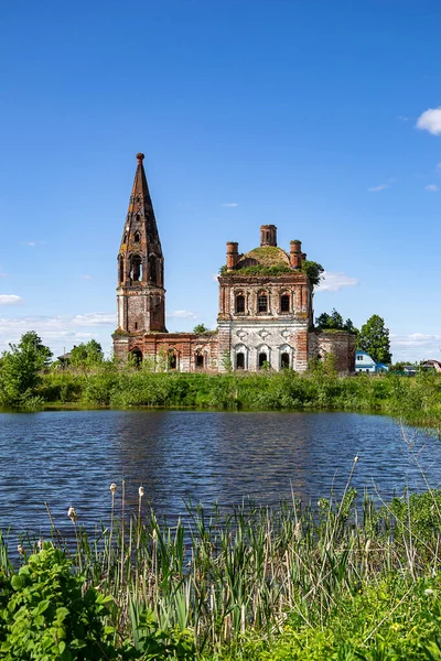 Landskap Förstörd Ortodox Kyrka Byn Mitino Kostroma Provinsen Ryssland Byggåret — Stockfoto