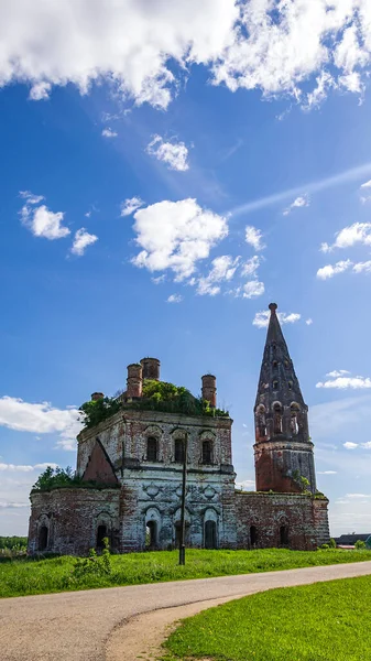 Paisagem Uma Igreja Ortodoxa Destruída Aldeia Mitino Província Kostroma Rússia — Fotografia de Stock