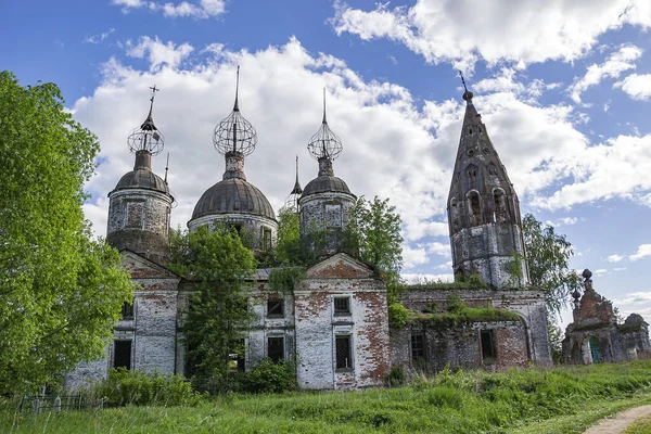 Una Antigua Iglesia Ortodoxa Abandonada Pueblo Ostrov Provincia Kostroma Rusia — Foto de Stock