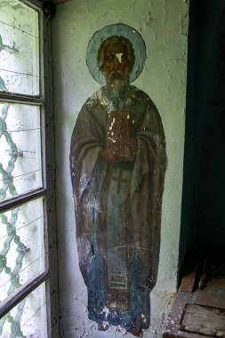 Rusya 'nın Kostroma eyaletindeki Fedorovo köyünde terk edilmiş bir Ortodoks kilisesinde dini bir tablo. İnşaat yılı 1791. Şu anda tapınak terk edilmiş durumda..