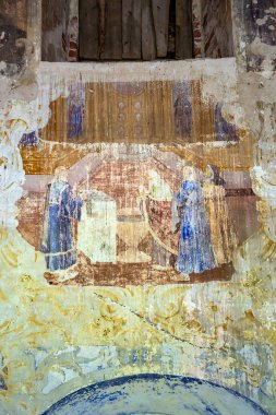 Terk edilmiş bir kilisenin duvarındaki, Rusya 'nın Kostroma eyaletindeki Nikitskoye köyünün İncil' den örnekler. İnşaat yılı 1789. Şu anda tapınak terk edilmiş durumda..