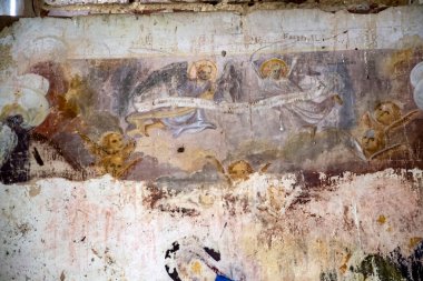 Terk edilmiş bir kilisenin duvarındaki, Rusya 'nın Kostroma eyaletindeki Nikitskoye köyünün İncil' den örnekler. İnşaat yılı 1789. Şu anda tapınak terk edilmiş durumda..