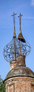 Rusya 'nın Kostroma eyaletindeki Ostrov köyünde terk edilmiş bir tapınağın yıkılmış kubbeleri. İnşaat yılı 1782. Şu anda tapınak terk edilmiş durumda..