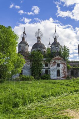 Rusya 'nın Kostroma ilindeki Ostrov köyünde terk edilmiş eski bir Ortodoks kilisesi. İnşaat yılı 1782. Şu anda tapınak terk edilmiş durumda..