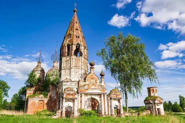 Una Antigua Iglesia Ortodoxa Abandonada Pueblo Ostrov Provincia Kostroma Rusia — Foto de Stock