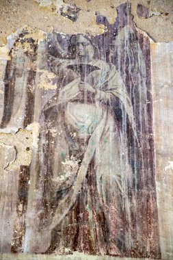 Terk edilmiş bir kilisenin duvarındaki, Rusya 'nın Kostroma eyaletindeki Nikitskoye köyünün İncil' den örnekler. İnşaat yılı 1789. Şu anda tapınak terk edilmiş durumda..