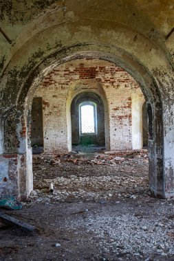 Rusya 'nın Kostroma ilinin Nikitskoye köyünde terk edilmiş bir Ortodoks kilisesinin içinde. İnşaat yılı 1789. Şu anda tapınak terk edilmiş durumda..