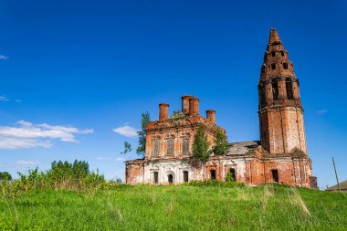 Manzara terk edilmiş Ortodoks kilisesi, Nikitskoye köyü, Kostroma ili, Rusya. İnşaat yılı 1789. Şu anda tapınak terk edilmiş durumda..