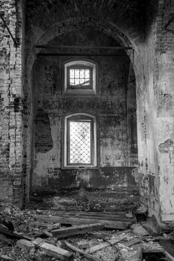 Rusya 'nın Kostroma ilinin Ostrov köyünde terk edilmiş bir kilisenin içinde. İnşaat yılı 1782. Şu anda tapınak terk edilmiş durumda..