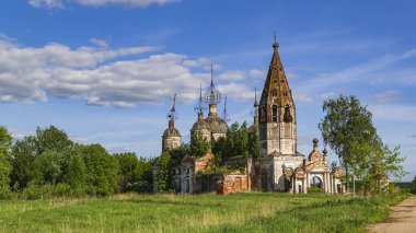 Manzara, terk edilmiş eski bir Ortodoks kilisesi, Ostrov köyü, Kostroma, Rusya. İnşaat yılı 1782. Şu anda tapınak terk edilmiş durumda..