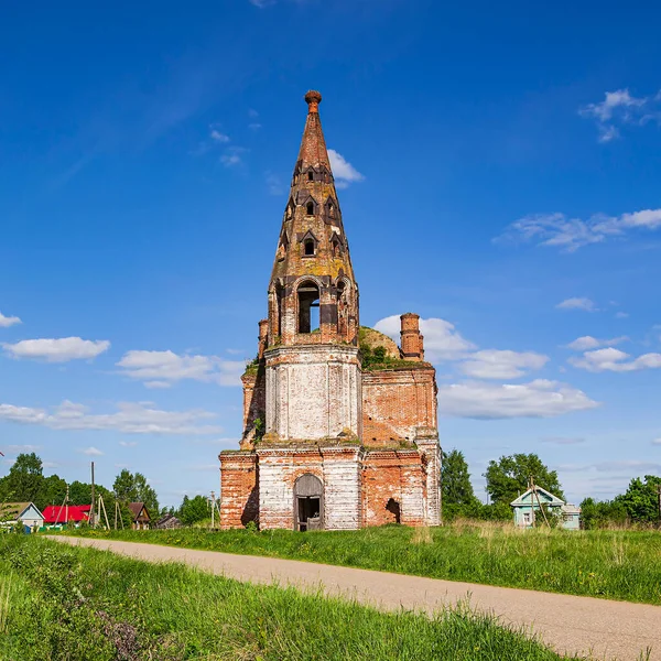 Una Chiesa Rurale Abbandonata Villaggio Mitino Provincia Kostroma Russia Anno — Foto Stock