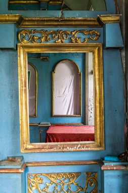 Rusya 'nın Kostroma eyaletinde terk edilmiş bir Ortodoks kilisesinin içinde. İnşaat yılı 1791. Şu anda tapınak terk edilmiş durumda..