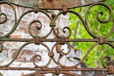 Antika, paslı, şekilli metal ızgara, kalın telden kaynaklanmış.