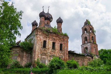 Rusya 'nın Kostroma ilinin Sukhorukovo köyü, yıkılmış Ortodoks kilisesi. Bina 18. yüzyılın sonunda inşa edildi. Şu anda tapınak terk edilmiş durumda..