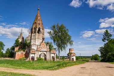 Manzara, terk edilmiş eski bir Ortodoks kilisesi, Ostrov köyü, Kostroma, Rusya. İnşaat yılı 1782. Şu anda tapınak terk edilmiş durumda..