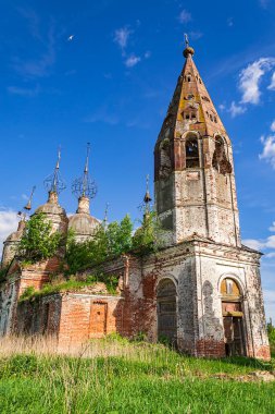 Rusya 'nın Kostroma ilindeki Ostrov köyünde terk edilmiş eski bir Ortodoks kilisesi. İnşaat yılı 1782. Şu anda tapınak terk edilmiş durumda..