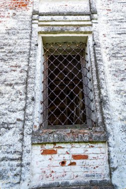 Beyaz tuğlalı duvardaki antika pencereler