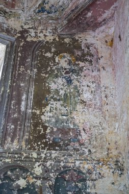 Rusya 'nın Kostroma eyaletindeki Ostrov köyünde terk edilmiş bir kilisede duvar resmi. İnşaat yılı 1782. Şu anda tapınak terk edilmiş durumda..