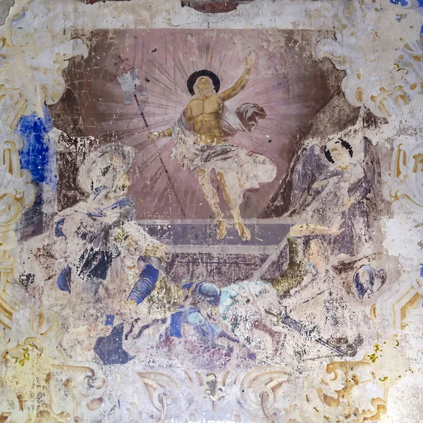Terk edilmiş bir kilisenin duvarındaki, Rusya 'nın Kostroma eyaletindeki Nikitskoye köyünün İncil' den örnekler. İnşaat yılı 1789. Şu anda tapınak terk edilmiş durumda..