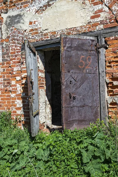 Old Door Upholstered Rusty Iron — Stock Photo, Image