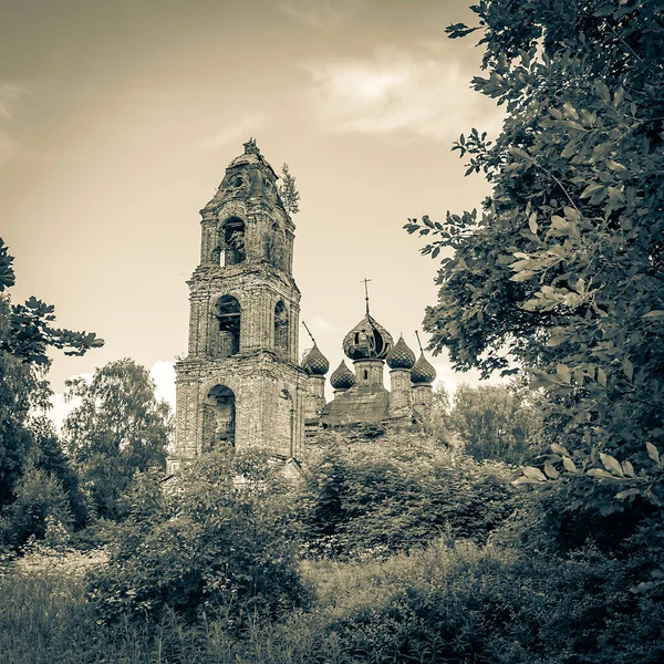 俄罗斯科斯特罗马省Sukhorukovo村被摧毁的东正教教堂 该建筑建于18世纪末 寺庙被废弃了 — 图库照片