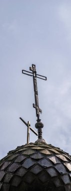 Eski terk edilmiş bir kilisenin kubbeleri, Sukhorukovo köyü, Kostroma, Rusya. Bina 18. yüzyılın sonunda inşa edildi. Şu anda tapınak terk edilmiş durumda..