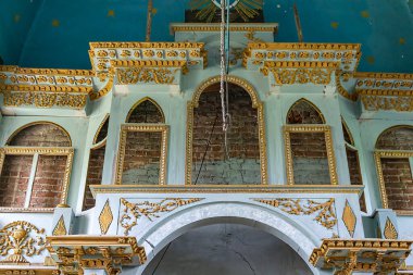 Rusya 'nın Kostroma eyaletinde terk edilmiş bir Ortodoks kilisesinin içinde. İnşaat yılı 1791. Şu anda tapınak terk edilmiş durumda..