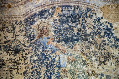 Rusya 'nın Kostroma ilinin Sukhorukovo köyünde terk edilmiş bir Ortodoks kilisesinde duvar resmi. Bina 18. yüzyılın sonunda inşa edildi. Şu anda tapınak terk edilmiş durumda..