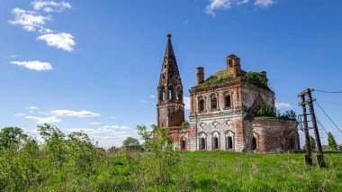Rusya 'nın Kostroma ilinin Mitino köyünde yıkılmış bir Ortodoks kilisesinin manzarası. İnşaat yılı 1800. Şu anda tapınak terk edilmiş durumda..