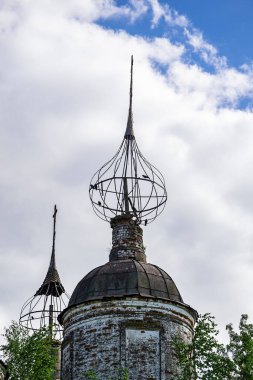 Rusya 'nın Kostroma eyaletindeki Ostrov köyünde terk edilmiş bir tapınağın yıkılmış kubbeleri. İnşaat yılı 1782. Şu anda tapınak terk edilmiş durumda..