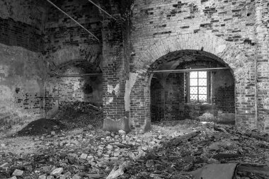 Rusya 'nın Kostroma ilinin Ostrov köyünde terk edilmiş bir kilisenin içinde. İnşaat yılı 1782. Şu anda tapınak terk edilmiş durumda..