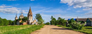 Manzara, terk edilmiş eski bir Ortodoks kilisesi, Ostrov köyü, Kostroma, Rusya. İnşaat yılı 1782. Şu anda tapınak terk edilmiş durumda..