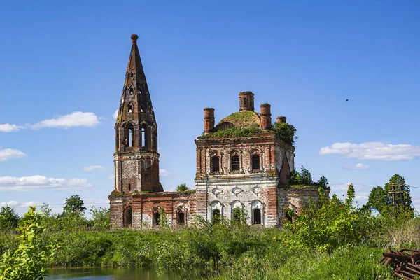 Paisaje Una Iglesia Ortodoxa Destruida Pueblo Mitino Provincia Kostroma Rusia —  Fotos de Stock