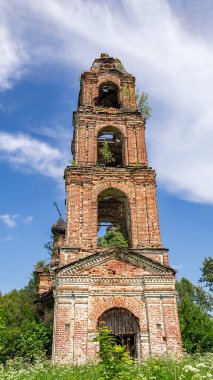 Eski terk edilmiş bir Ortodoks çan kulesi, Sukhorukovo köyü, Kostroma, Rusya. Bina 18. yüzyılın sonunda inşa edildi. Şu anda tapınak terk edilmiş durumda..