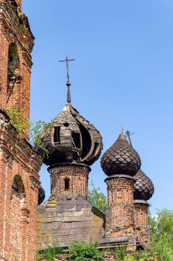 Eski terk edilmiş bir kilisenin kubbeleri, Sukhorukovo köyü, Kostroma, Rusya. Bina 18. yüzyılın sonunda inşa edildi. Şu anda tapınak terk edilmiş durumda..