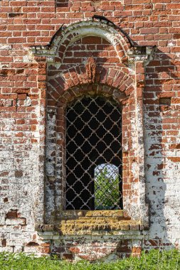 Yok edilen Ortodoks Kilisesi 'nin pencereleri