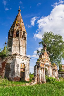Rusya 'nın Kostroma ilinin Ostrov köyünde terk edilmiş bir kilisenin içinde. İnşaat yılı 1782. Şu anda tapınak terk edilmiş durumda..