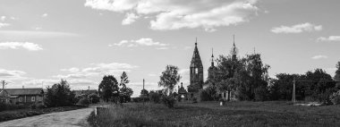 Manzara, terk edilmiş eski bir Ortodoks kilisesi, Ostrov köyü, Kostroma, Rusya. İnşaat yılı 1782. Şu anda tapınak terk edilmiş durumda..