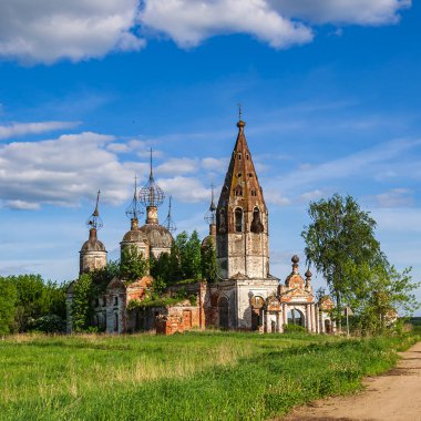 Rusya 'nın Kostroma ilindeki Ostrov köyünde terk edilmiş eski bir Ortodoks kilisesi. İnşaat yılı 1782. Şu anda tapınak terk edilmiş durumda..