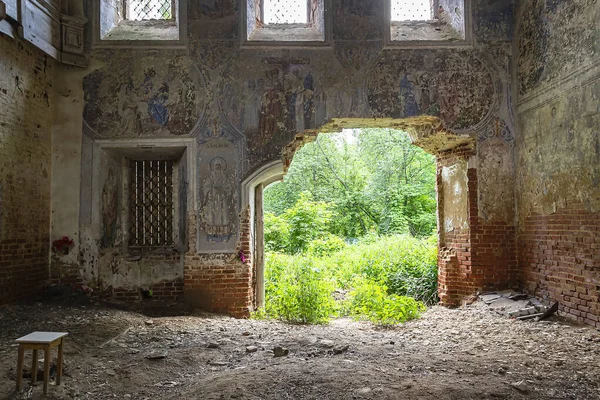 位于俄罗斯科斯特罗马省Sukhorukovo村的一座废弃教堂的内部 该建筑建于18世纪末 寺庙被废弃了 — 图库照片