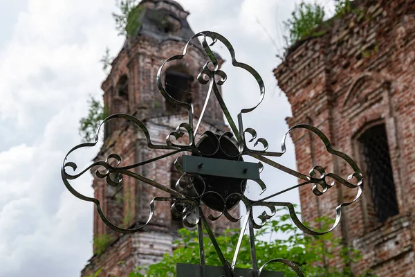 Orthodoxes Metallkreuz Auf Dem Hintergrund Einer Verlassenen Kirche — Stockfoto